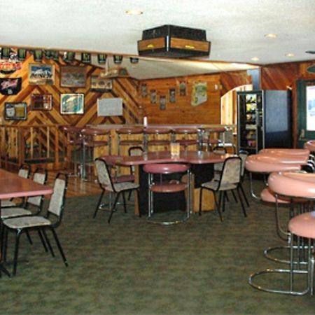 Newberry Zellar'S Village Inn מראה חיצוני תמונה