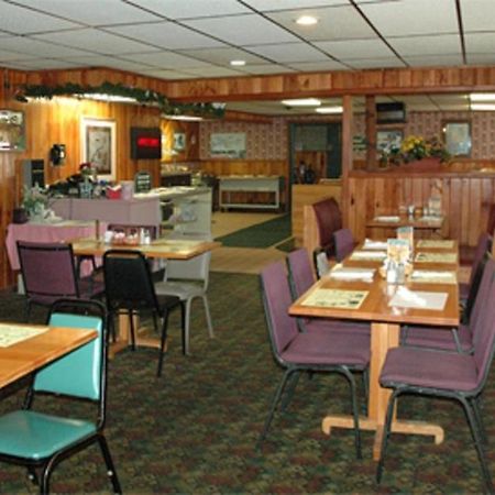 Newberry Zellar'S Village Inn מראה חיצוני תמונה