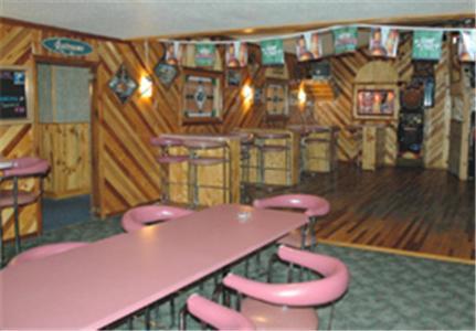 Newberry Zellar'S Village Inn מראה חיצוני תמונה