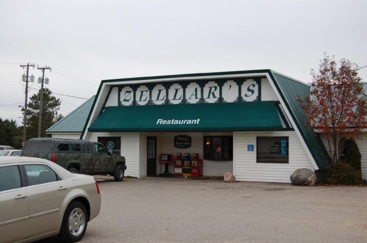 Newberry Zellar'S Village Inn מראה חיצוני תמונה