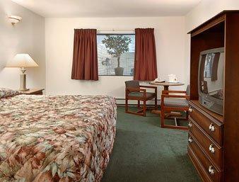 Newberry Zellar'S Village Inn מראה חיצוני תמונה