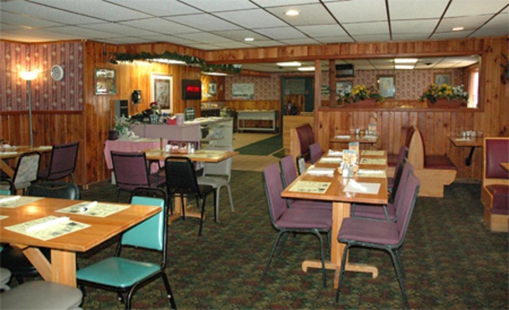 Newberry Zellar'S Village Inn מראה חיצוני תמונה